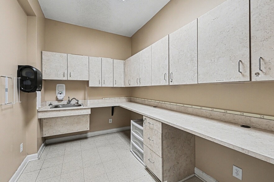 More Photos Of 208 W Salisbury St, Asheboro Medical For Lease