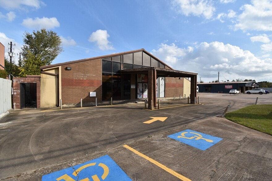 More Photos Of 14215 S Post Oak Rd, Houston Freestanding For Sale
