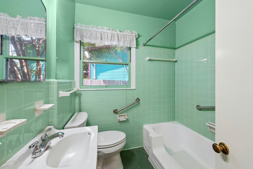 More Photos Of 6401 Menchaca Rd, Austin Flex For Sale