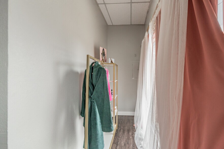 More Photos Of 7235 Glenview Dr, Richland Hills Office For Sale