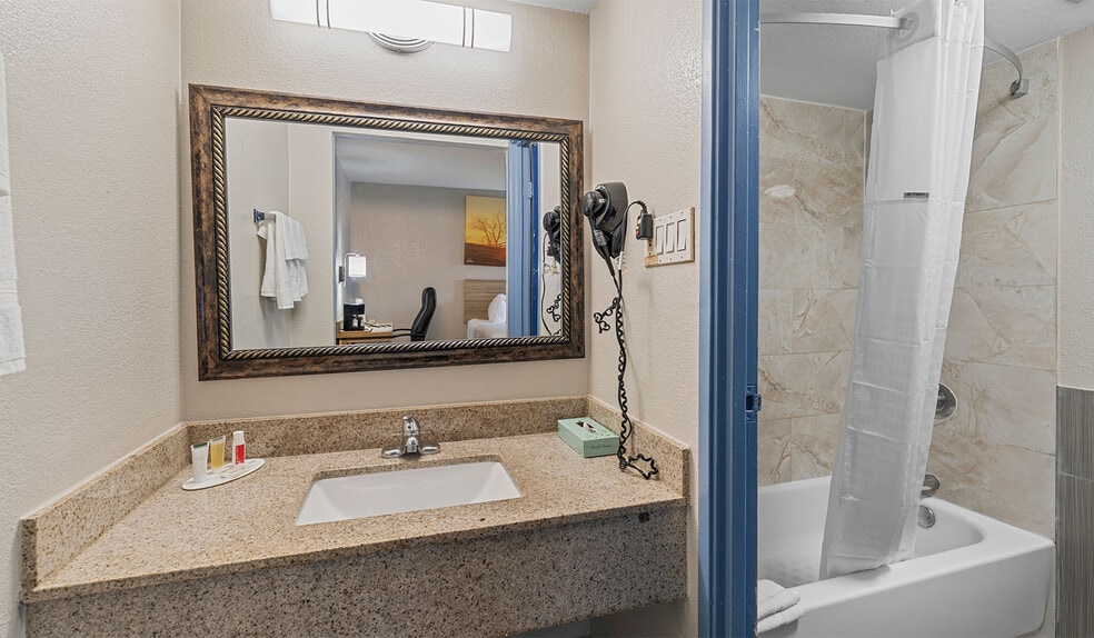 More Photos Of 11002 Northwest Fwy, Houston Hotel For Sale