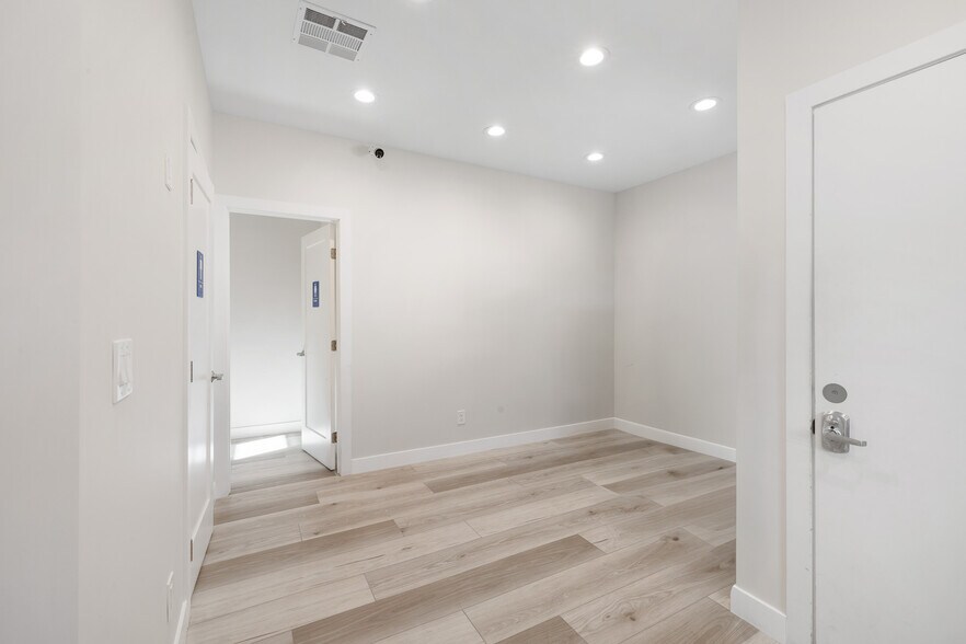 More Photos Of 121-123 S Victory Blvd, Burbank Storefront Retail Office For Sale