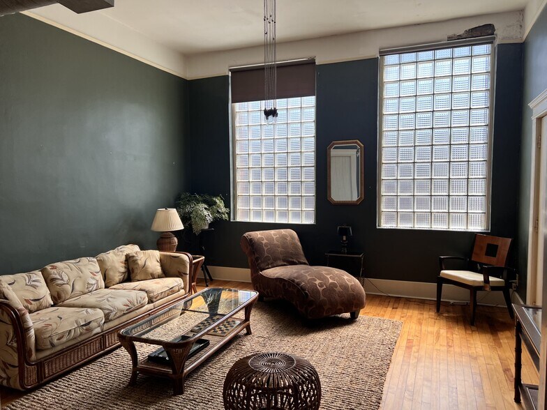 More Photos Of 339 Madison Ave, Memphis Storefront Retail Office For Lease