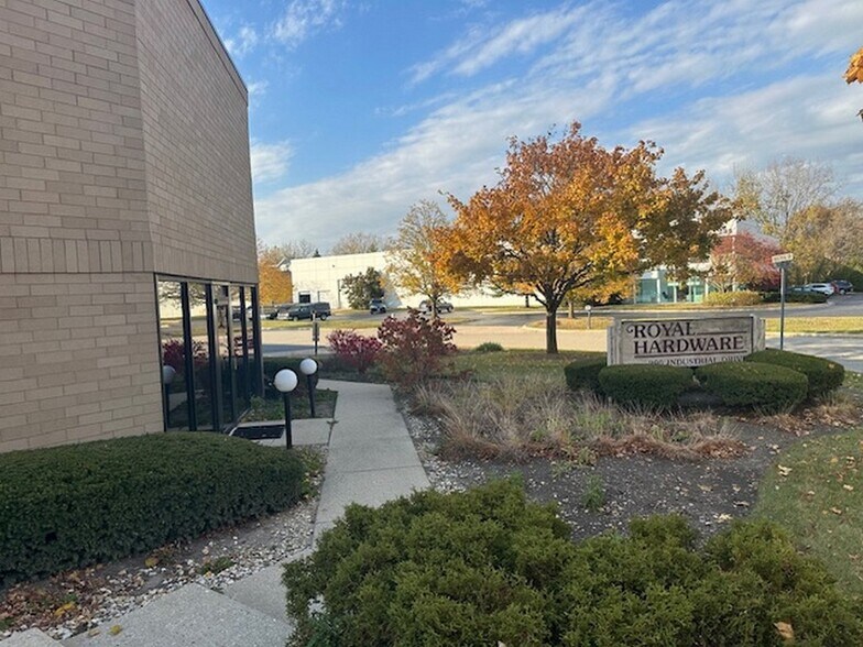 More Photos Of 280-290 Industrial Dr, Wauconda Warehouse For Lease