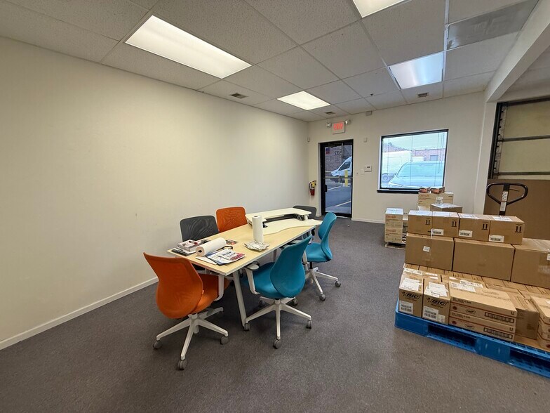 More Photos Of 537 N Wolf Rd, Wheeling Warehouse For Lease