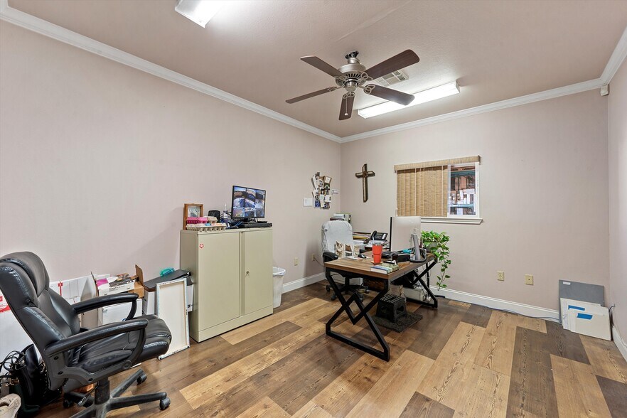 More Photos Of 6604 N State Highway 6, Woodway Storefront Retail Office For Lease