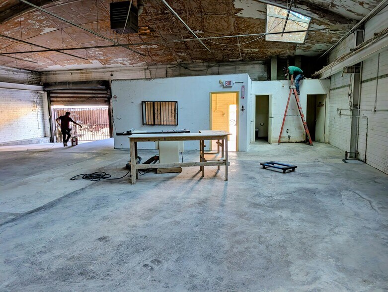 More Photos Of 5916 Lillian St, Los Angeles Industrial For Lease