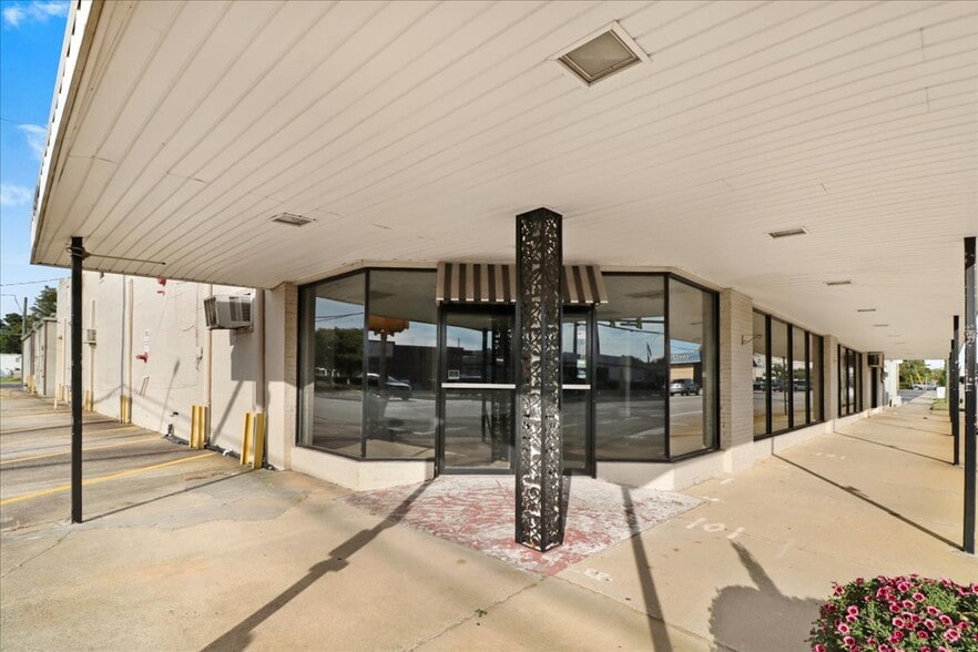 More Photos Of 501 E Market St, Smithfield Storefront For Lease