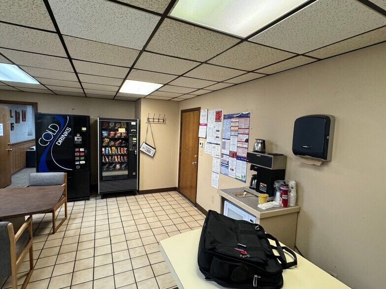 More Photos Of 4200 Shawnee Dr, Kansas City Manufacturing For Lease