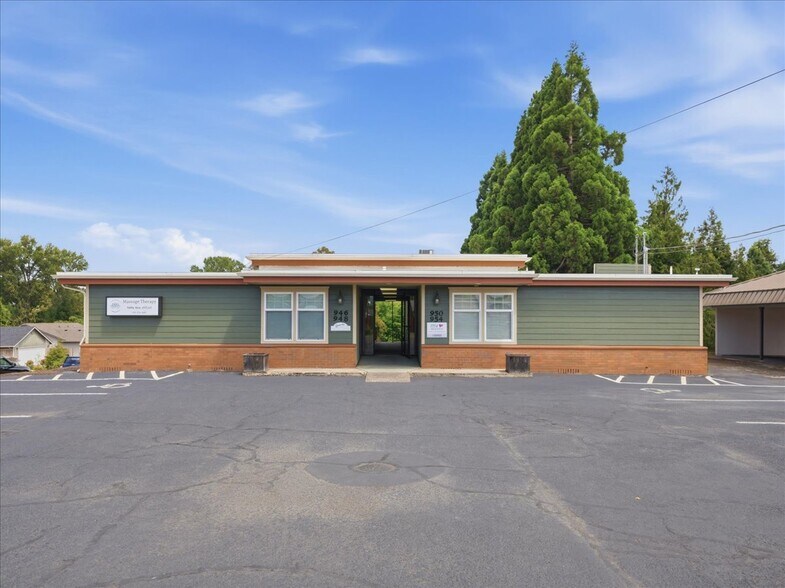 More Photos Of 950-960 Uglow Ave SE, Dallas Medical For Sale