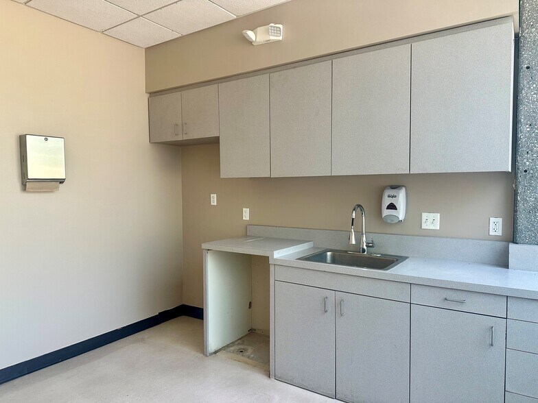 More Photos Of 4333 Wilshire Blvd, Los Angeles Freestanding For Sale