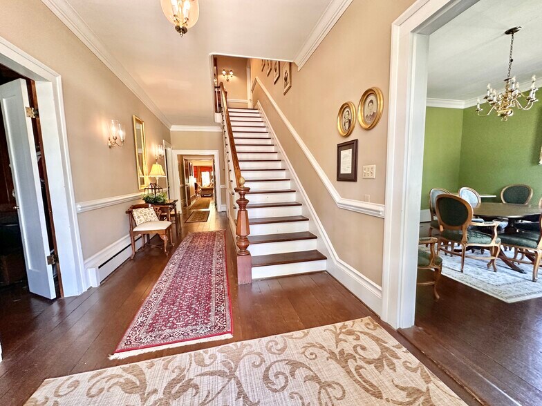 More Photos Of 615 College St, Clinton Hotel For Sale