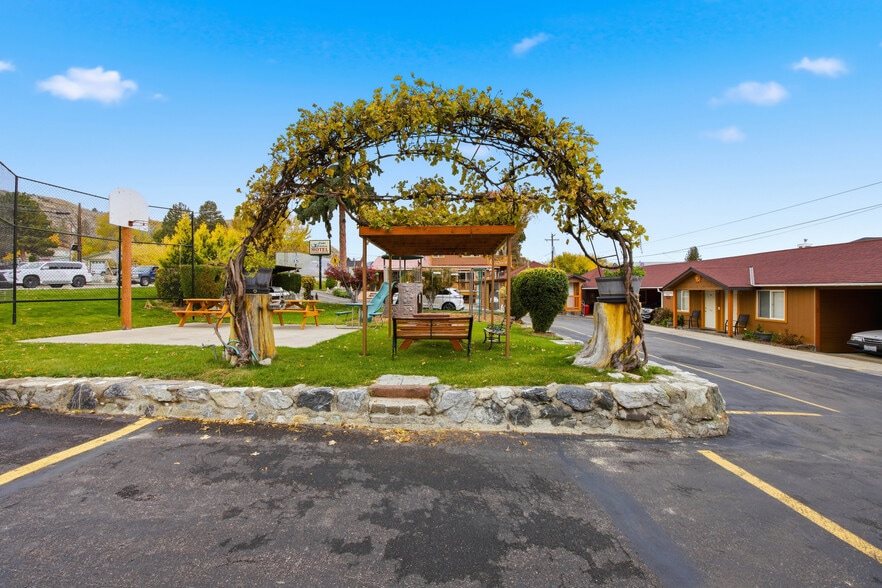 More Photos Of 2044 W Woodin Ave, Chelan Hotel For Sale