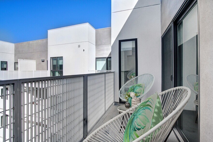 More Photos Of 6625 Reseda Blvd, Reseda Apartments For Lease