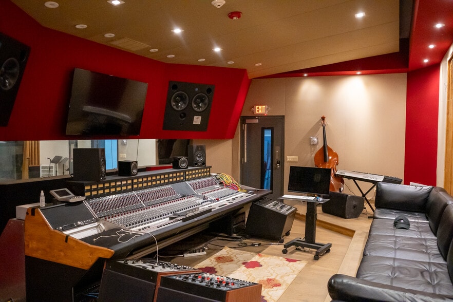 More Photos Of 3416 W North Ave, Stone Park Freestanding For Sale