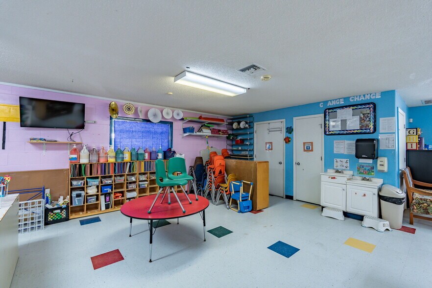 More Photos Of 522 NW Turner Rd, Lake City Daycare Center For Sale