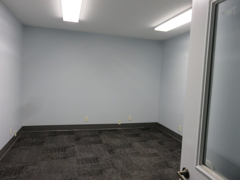 More Photos Of 725 Spiral Blvd, Hastings Manufacturing For Lease