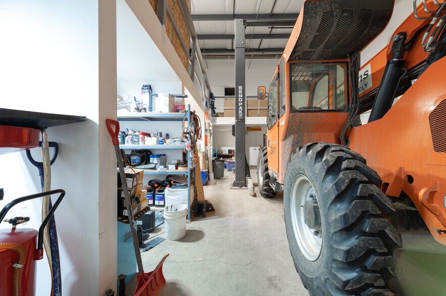 More Photos Of 380 Mackenzie Blvd, Fort McMurray Warehouse For Lease