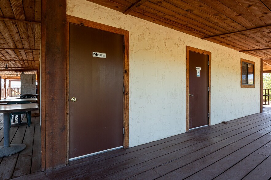 More Photos Of 2040 Long Rd Cyn, Kanab Freestanding For Sale