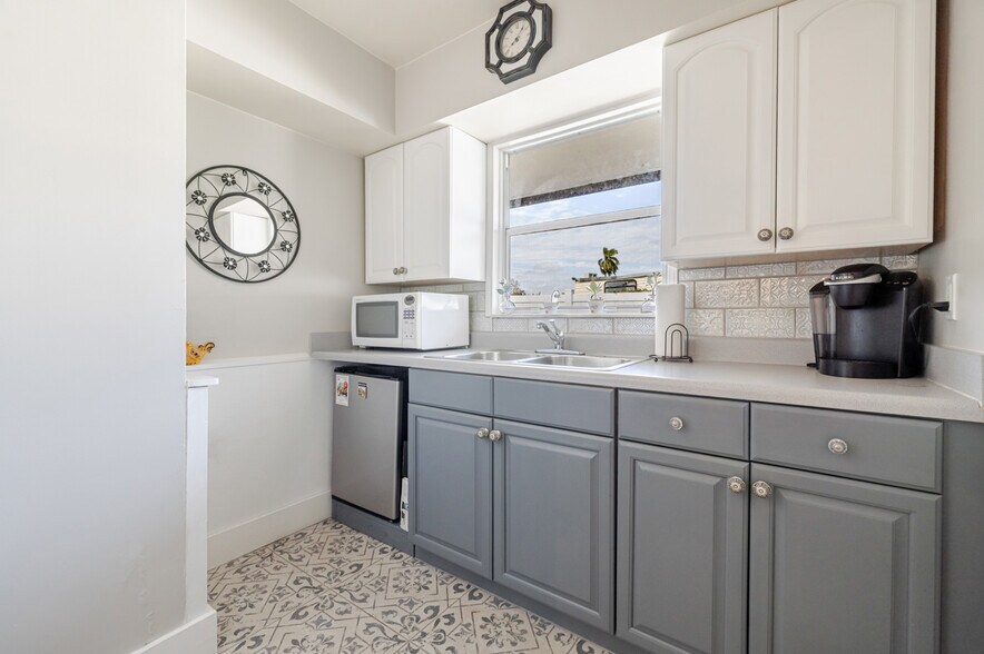 More Photos Of 164 Pondella Rd, North Fort Myers Office For Sale