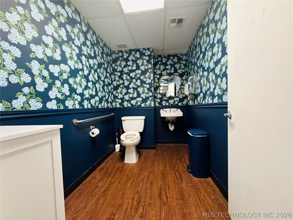 More Photos Of 1002 E Cherry St, Cushing Medical For Sale