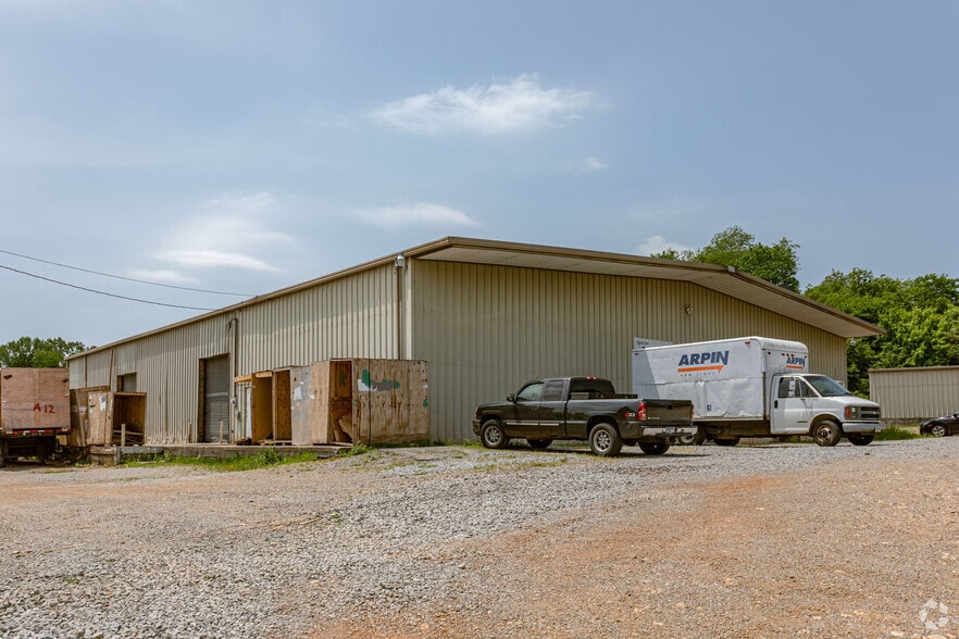 More Photos Of 910 Power St, Clarksville Warehouse For Lease