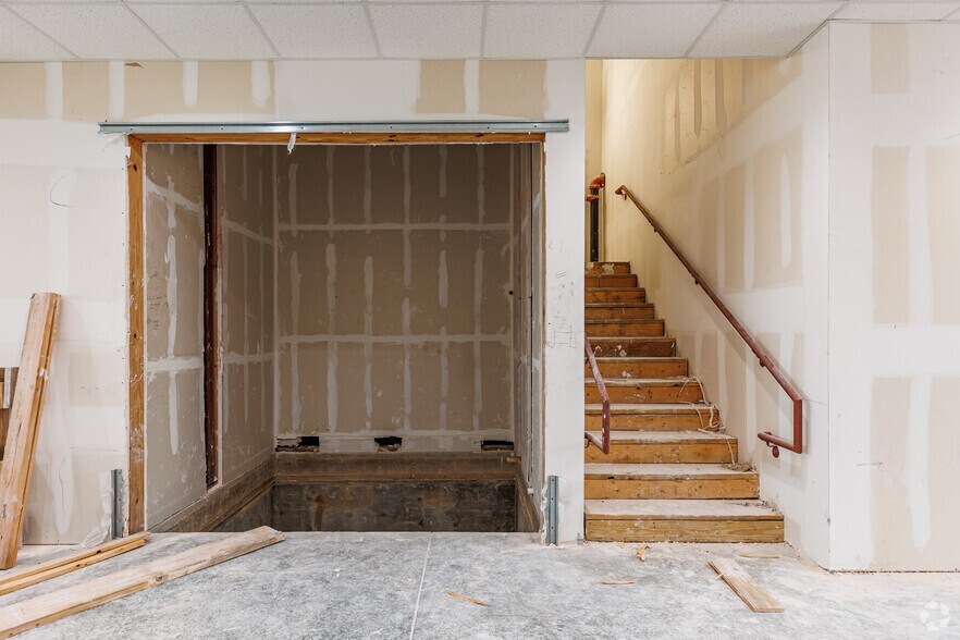 More Photos Of 1601 E Trinity Mills Rd, Carrollton Storefront Retail Office For Lease