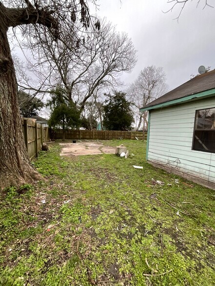 More Photos Of 609 Oak St, La Marque Warehouse For Sale