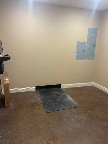 More Photos Of 6413 N State Highway 349, Midland Warehouse For Lease