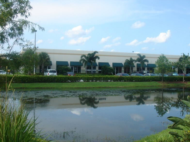 More Photos Of 2600 Glades Cir, Weston Storefront Retail Office For Lease