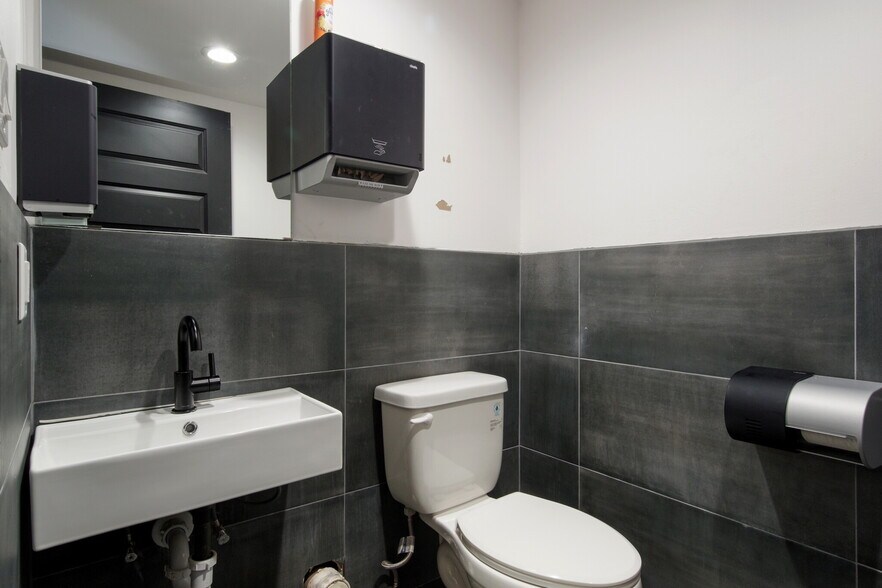 More Photos Of 6704 Harrisburg Blvd, Houston Freestanding For Lease