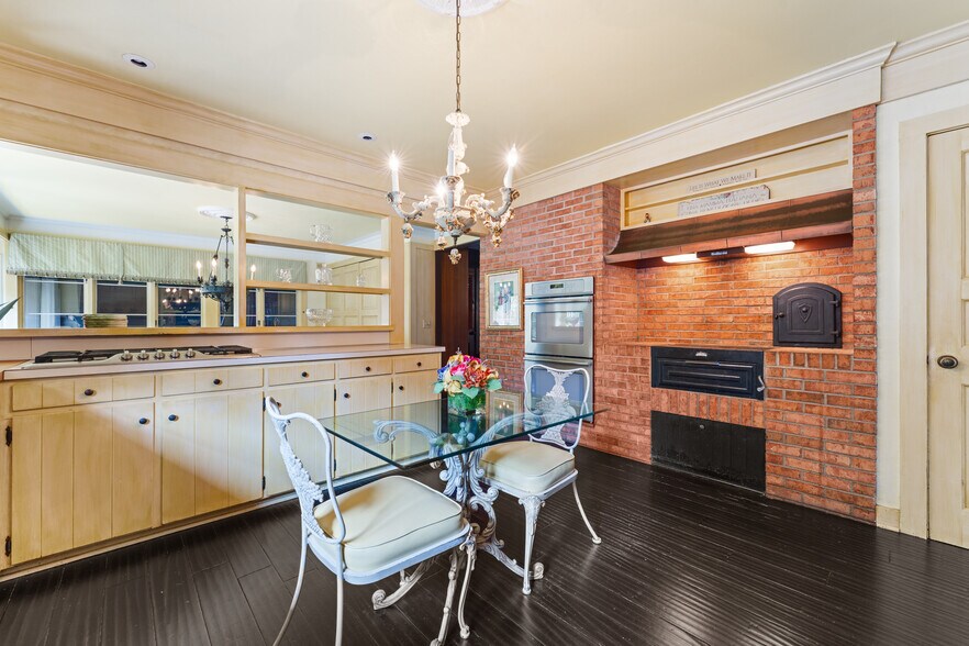 More Photos Of 550 Warner rd, Vienna Specialty For Sale