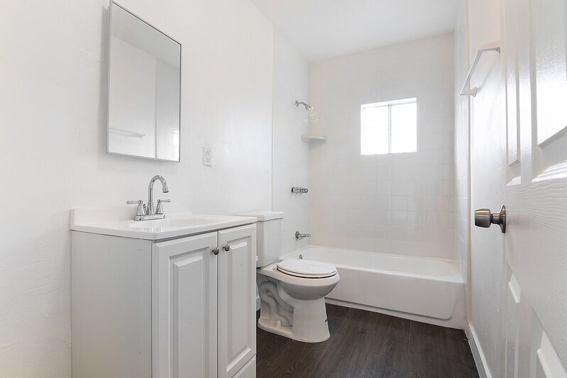 More Photos Of 1820 W 11th St, Los Angeles Apartments For Sale