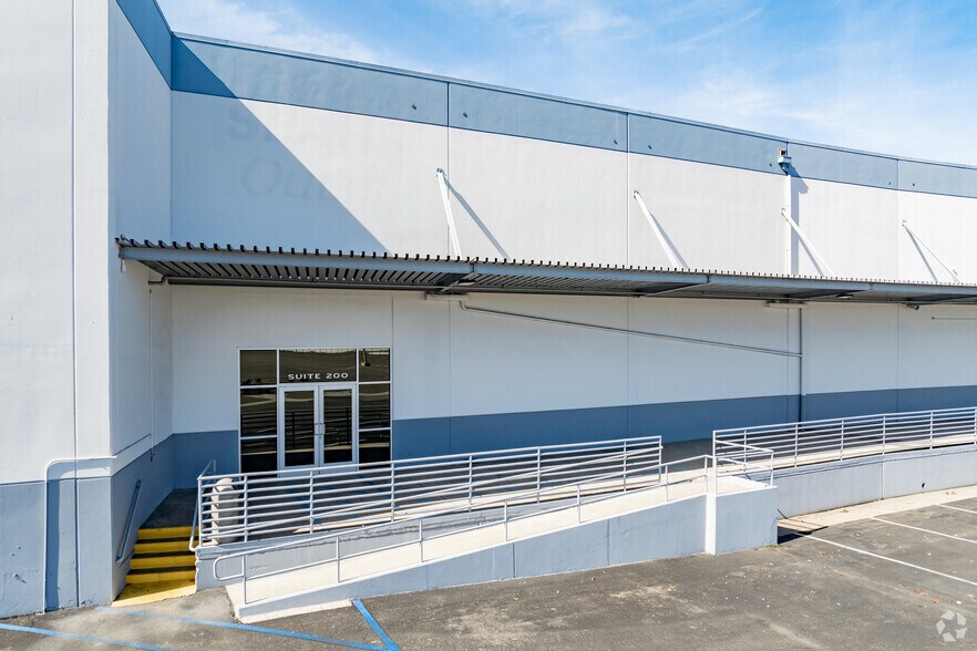 More Photos Of 500 W Warner Ave, Santa Ana Warehouse For Lease