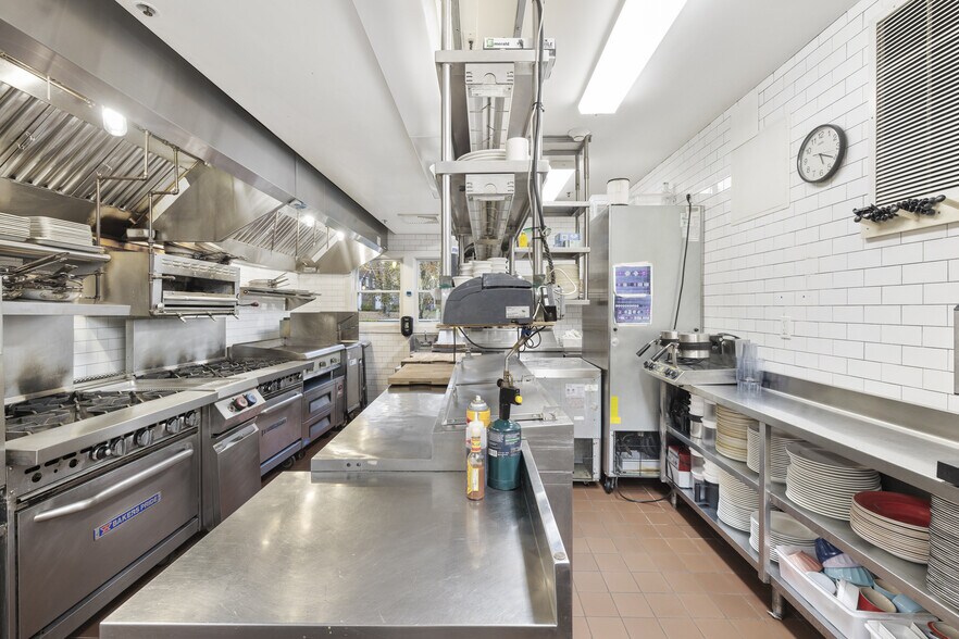 More Photos Of 1970 Montauk Hwy, Bridgehampton Restaurant For Sale