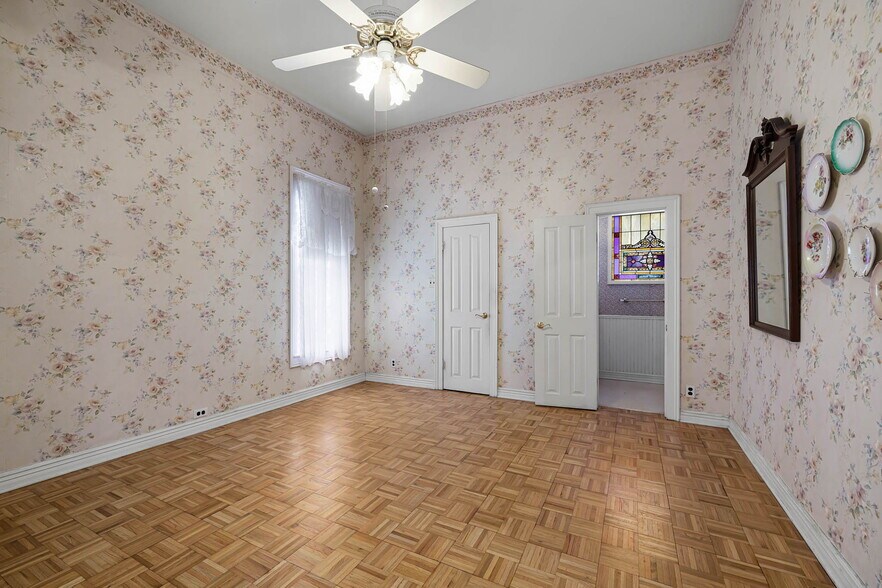 More Photos Of 633 S Castell Ave, New Braunfels Office Residential For Sale