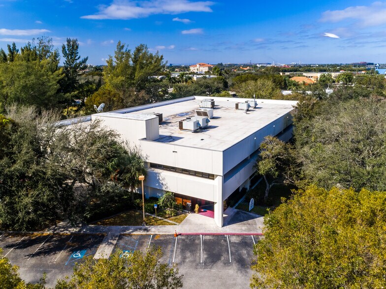 More Photos Of 4431 Embarcadero Dr, West Palm Beach Office For Sale