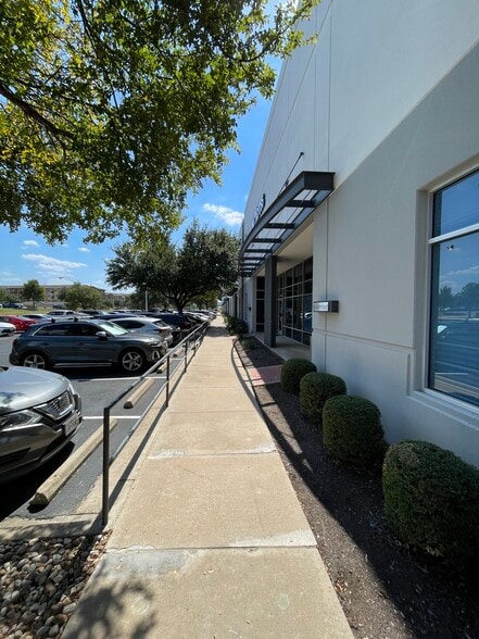 More Photos Of 33 Cypress Blvd, Round Rock Warehouse For Lease