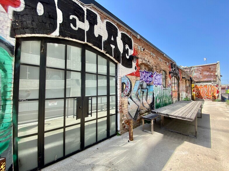 More Photos Of 2143 Bay St, Los Angeles Office For Lease