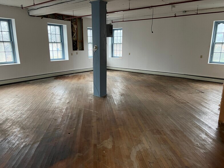 More Photos Of 102 E Station Ave, Coopersburg Office For Lease