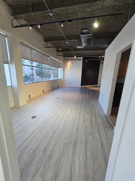 More Photos Of 401 Kamakee St, Honolulu Office For Lease