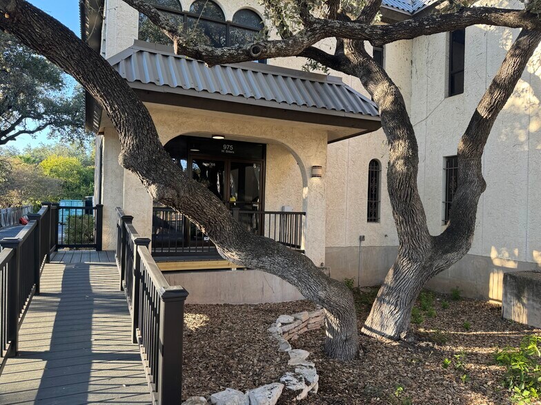 More Photos Of 975 W Bitters Rd, San Antonio Medical For Sale