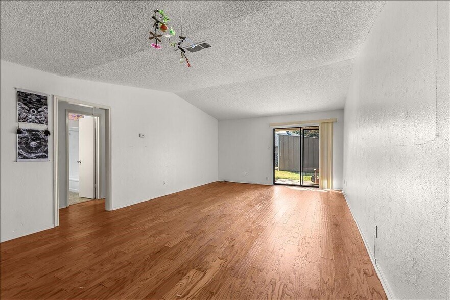 More Photos Of 6817-6819 W Cleburne Rd, Fort Worth Specialty For Sale