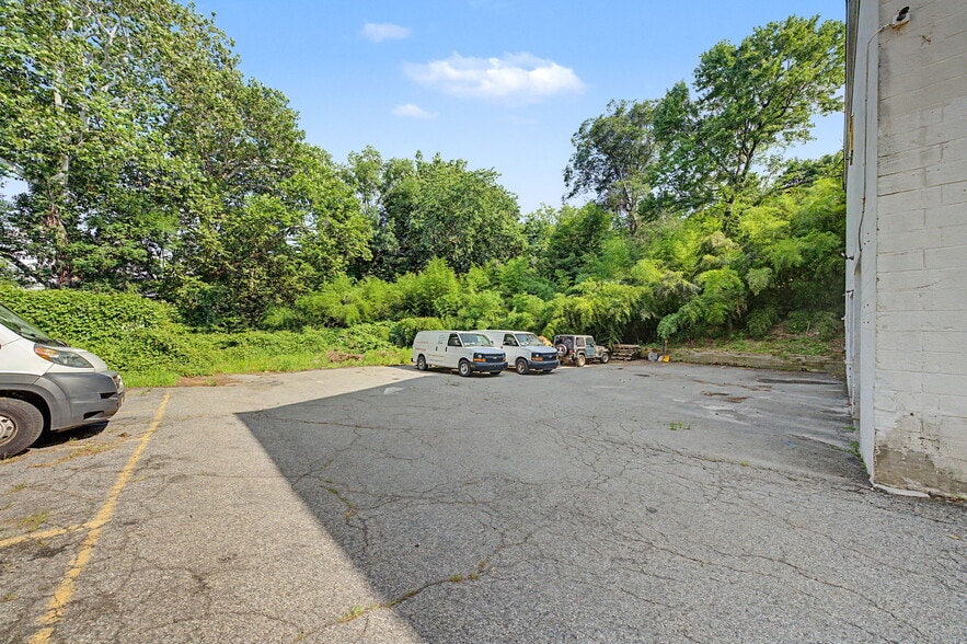 More Photos Of 23 Malcolm St, Morristown Industrial For Sale