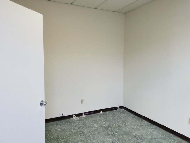 More Photos Of 18775 N Frederick Rd, Gaithersburg Warehouse For Lease