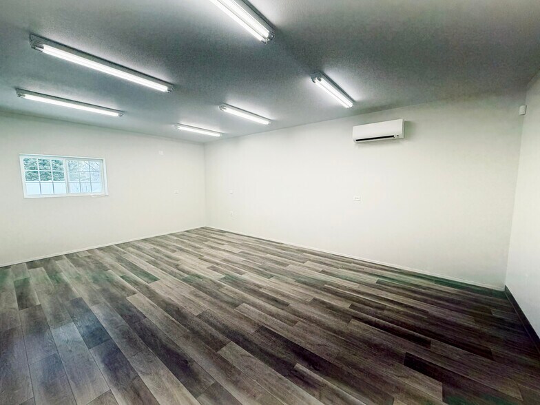 More Photos Of 1415 E Railroad St, Laurel Warehouse For Lease