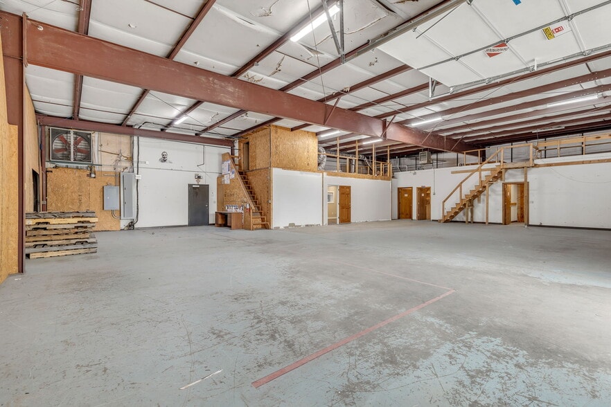 More Photos Of 4 Progress Rd, Greenville Flex For Lease
