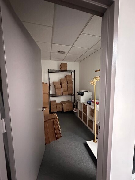 More Photos Of 1143-1147 47th Ave, Long Island City Showroom For Lease