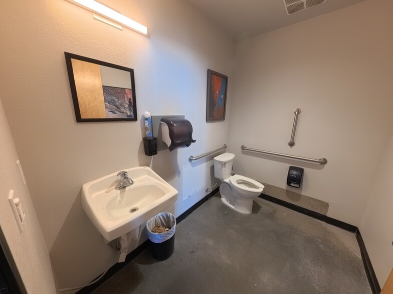 More Photos Of 2405 SW 1st St, Redmond Industrial For Lease