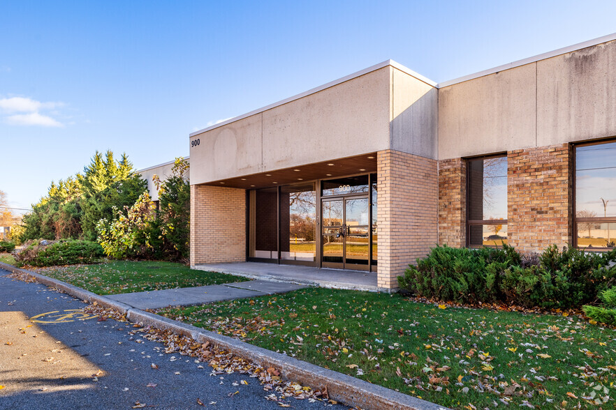 Primary Photo Of 900-950 Boul Saint-Martin O, Laval Warehouse For Lease